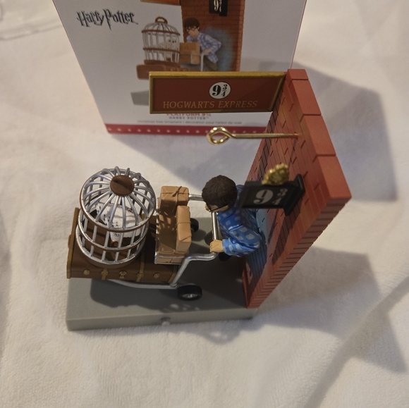 Harry Potter Ornament Platform 9 3/4 - Picture 4 of 7